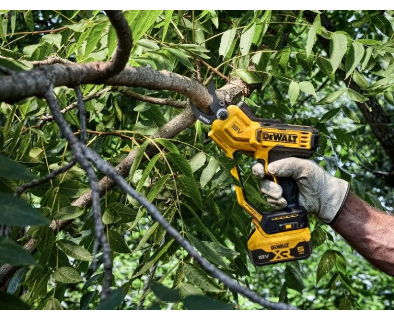 Dārza šķēres DeWALT18 V akumulatora, 1 x 5,0 Ah XR akumulators, DCMPP568P1 lādētājs