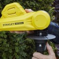 Dzīvžoga šķēres Stanley 18 V akumulatora 45 cm, 1 x 4,0 Ah akumulators, lādētājs SFMCPH845M1-QW