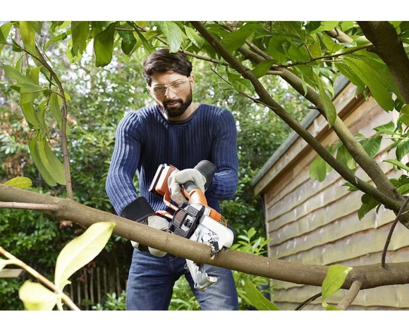 Motorzāģis BLACK+DECKER 18 V akumulatora 1 x 2,0 Ah akumulators, GKC1000L-QW lādētājs