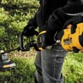 Аккумуляторный триммер DeWALT 54 В, 1 аккумулятор FLEXVOLT 9,0 Ач, зарядное устройство DCMAS5713X1.