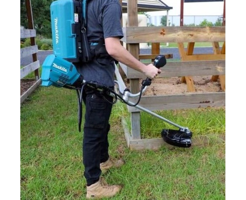 Trimmeris Makita 18 V akumulatora krūmgriezis, 43 cm pļaušanas platums, bez akumulatora un lādētāja UR101CZ