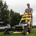Zāles pļāvējs DeWALT 18 V akumulatora, 53 cm pļaušanas platums, ar piedziņu, 2 x 8,0 Ah XR akumulatori, DCMWSP156W2 lādētājs
