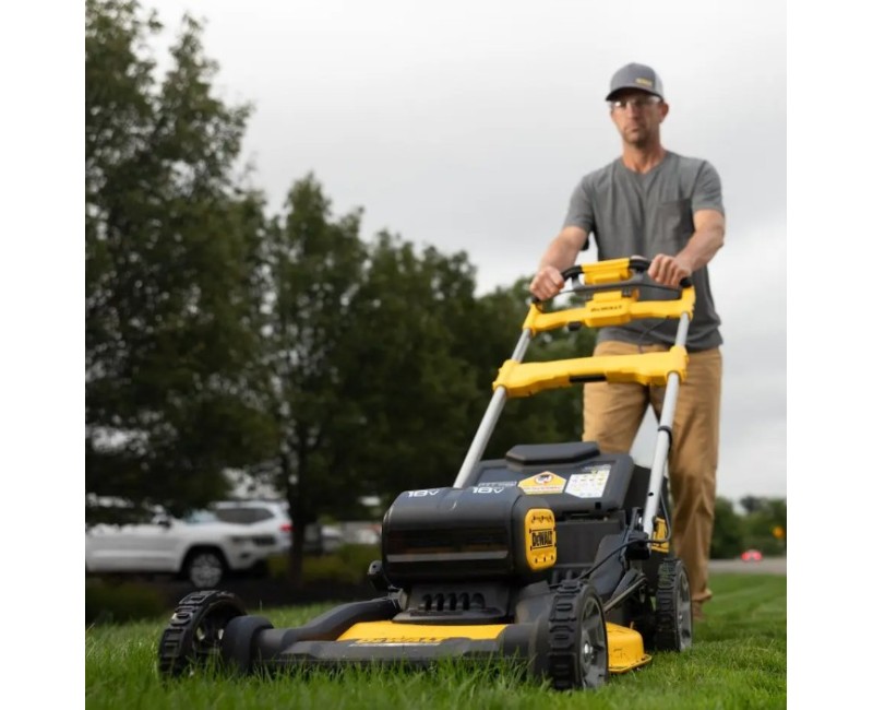 Zāles pļāvējs DeWALT 18 V akumulatora, 53 cm pļaušanas platums, ar piedziņu, 2 x 8,0 Ah XR akumulatori, DCMWSP156W2 lādētājs
