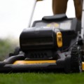 Газонокосилка DeWALT 18 В, аккумуляторная, ширина скашивания 53 см, с приводом, без аккумулятора и зарядка DCMWSP156N
