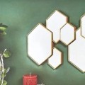 Spogulis Dekoratīvais sienas “Hexagon Gold” ar zelta metāla rāmi, 57 × 35 cm